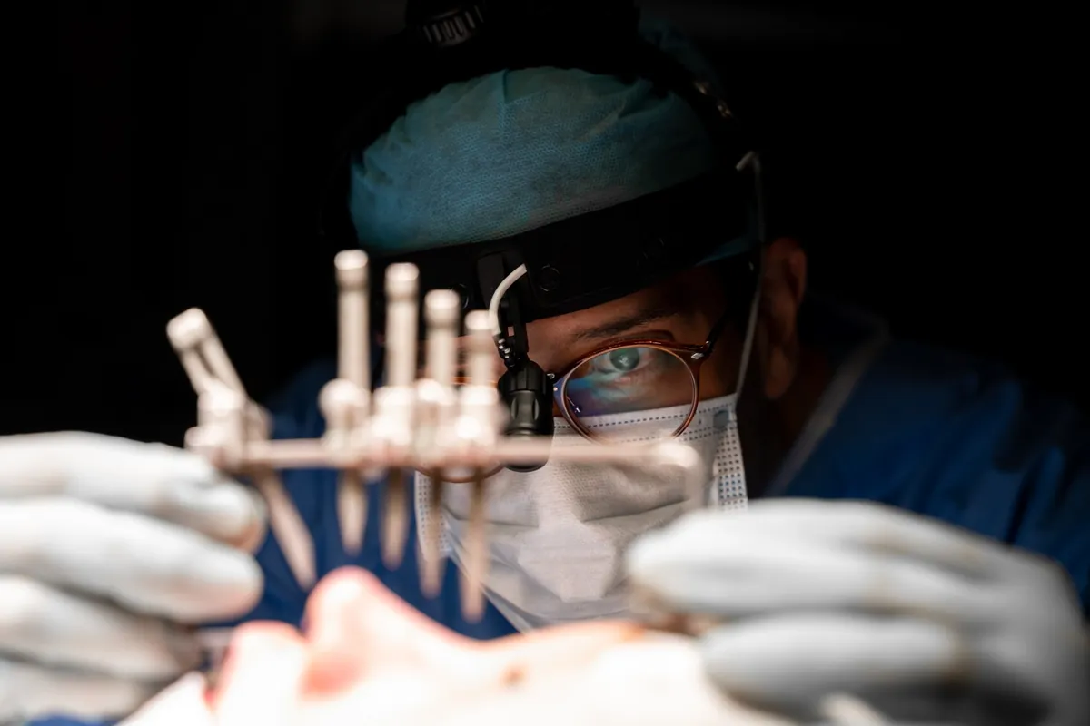 Dr. Leandro Ventura concentrado durante uma rinoplastia